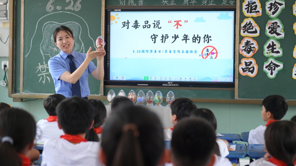 內地執法機構不時在校內進行禁毒宣傳。新華社