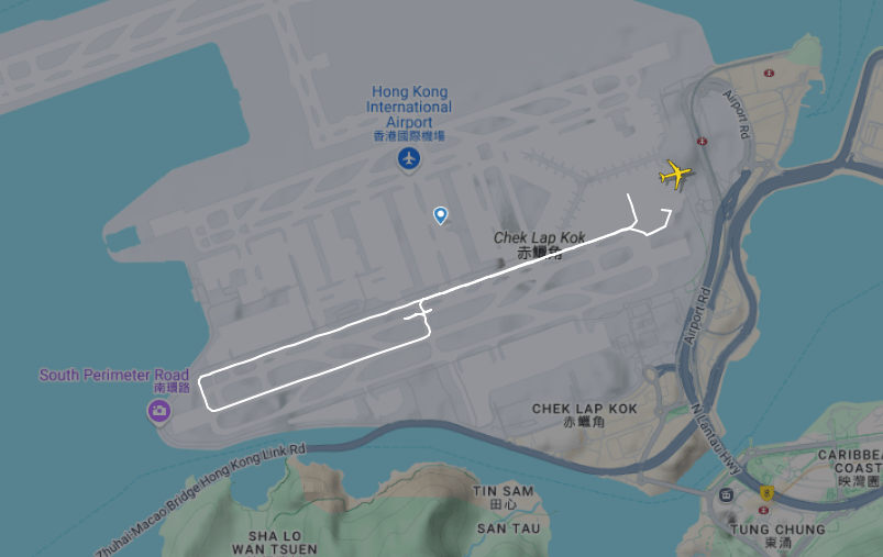 涉事的國泰航空客機在跑道滑行準備起飛。