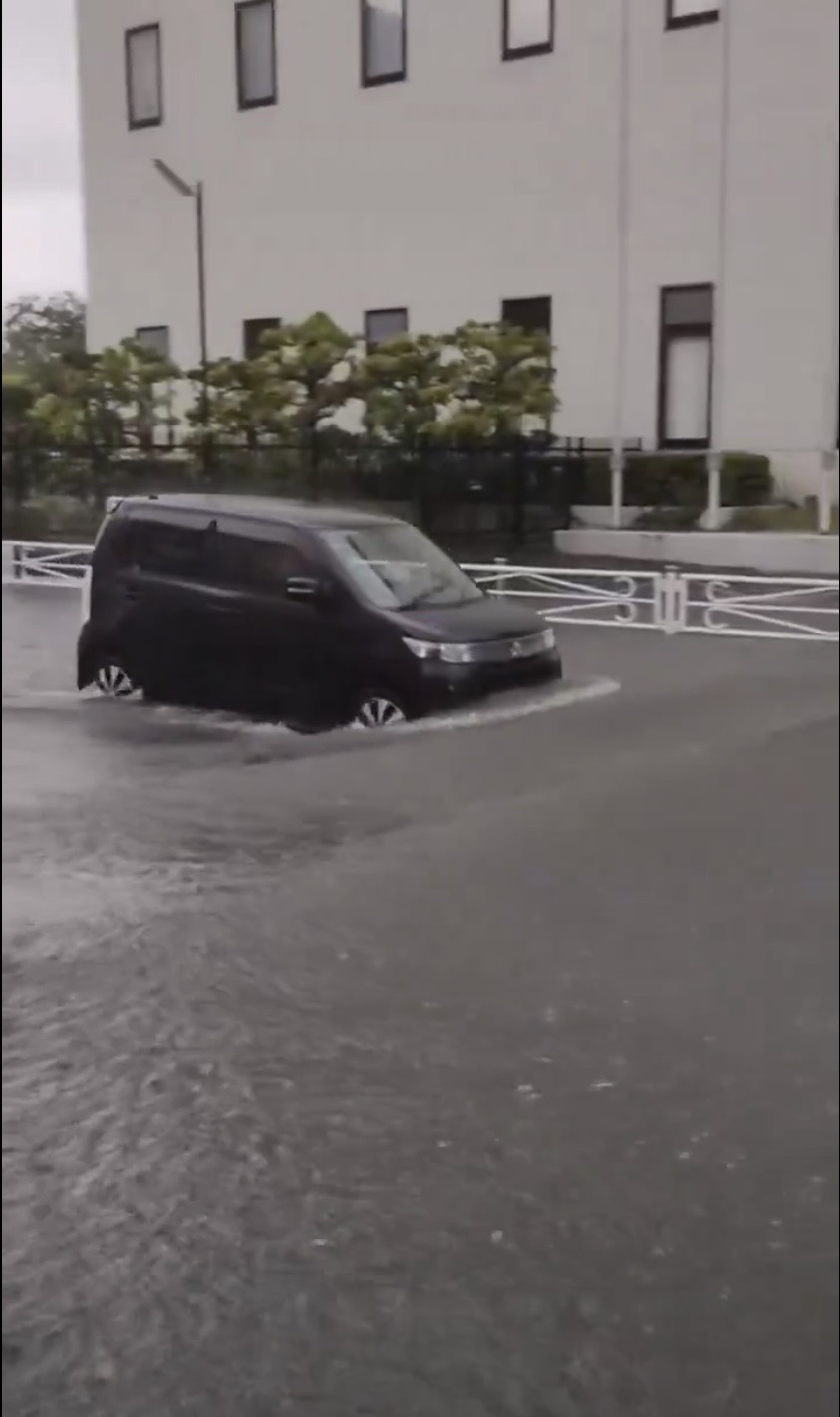 日本关东“游击式暴雨”多地水浸。 @elly_rabisoku / X 日本关东“游击式暴雨”多地水浸。 @elly_rabisoku / X