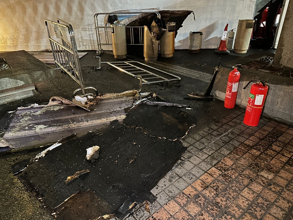 據了解，相信火警原因疑有人遺下煙蒂燒着雜物所致。