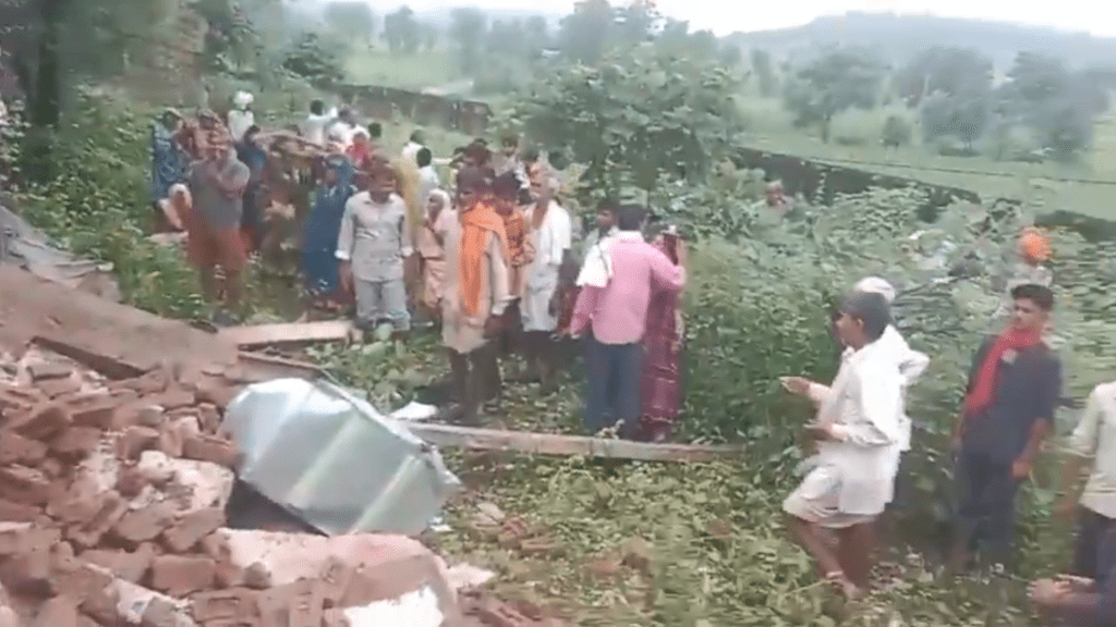 学生家长等人闻讯赶到学校，多人围观。 X@rajeshlodha