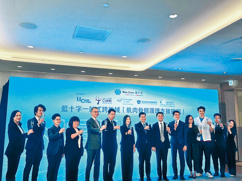 藍十字首席執行官謝佩蘭（中）、中大醫院行政總裁鍾健禮（左六）、劍擊運動員兼2024年十大傑出青年張小倫（右三）出席新聞發布會。