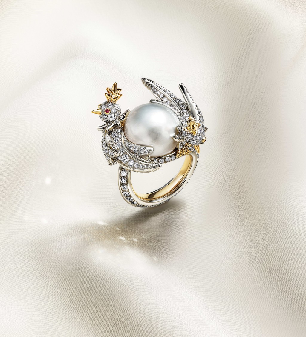 18K黃金及鉑金鑲逾17卡白色天然海水鈕扣形珍珠鑽石及紅寶石指環。（Tiffany & Co.）