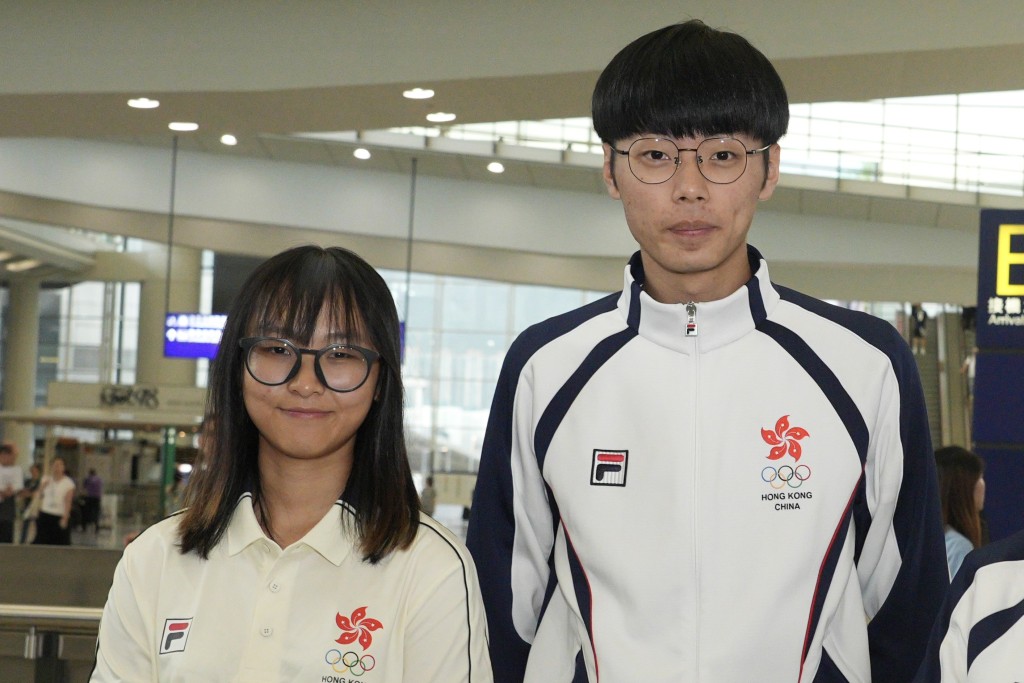 左起香港单车运动员李思颖，香港男子跆拳道运动员卢蔚丰。欧乐年摄