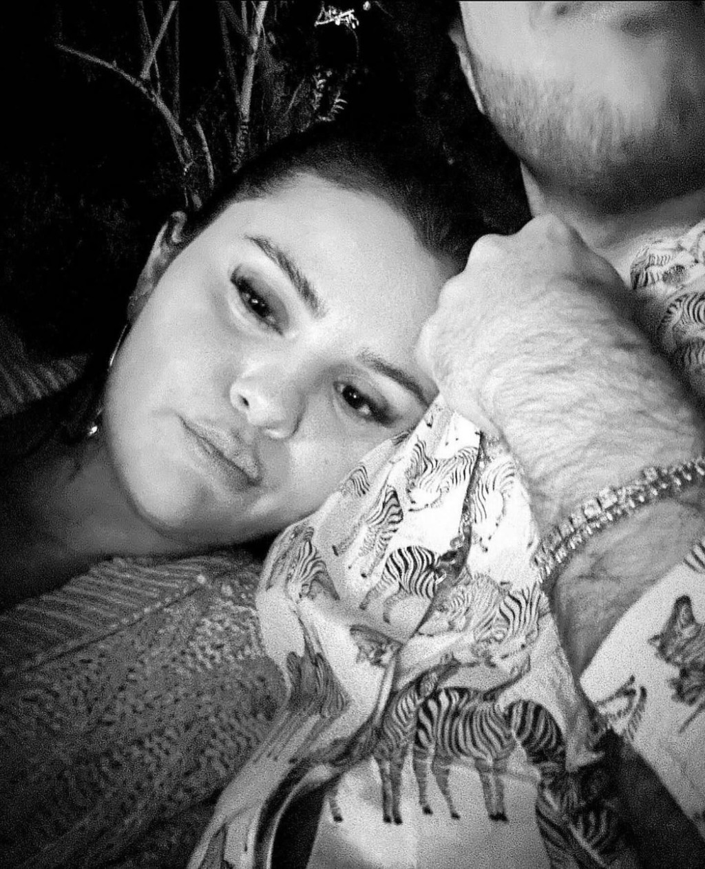 Selena Gomez貼出一張依偎男子膊頭的放閃照，並公開與Benny Blanco的戀情。