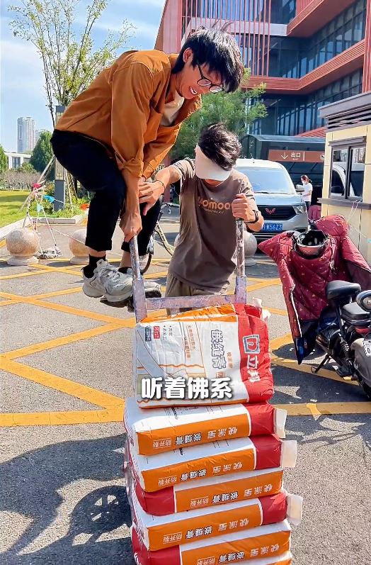 「狼尾兄弟」憑細膩、立體感強烈的浮雕壁畫成功創業。抖音@狼尾兄弟的浮雕VLOG