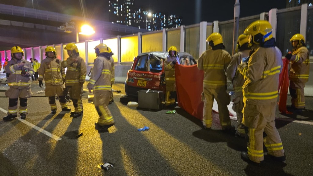 路面遺下大量雜物。 路面遺下大量雜物。