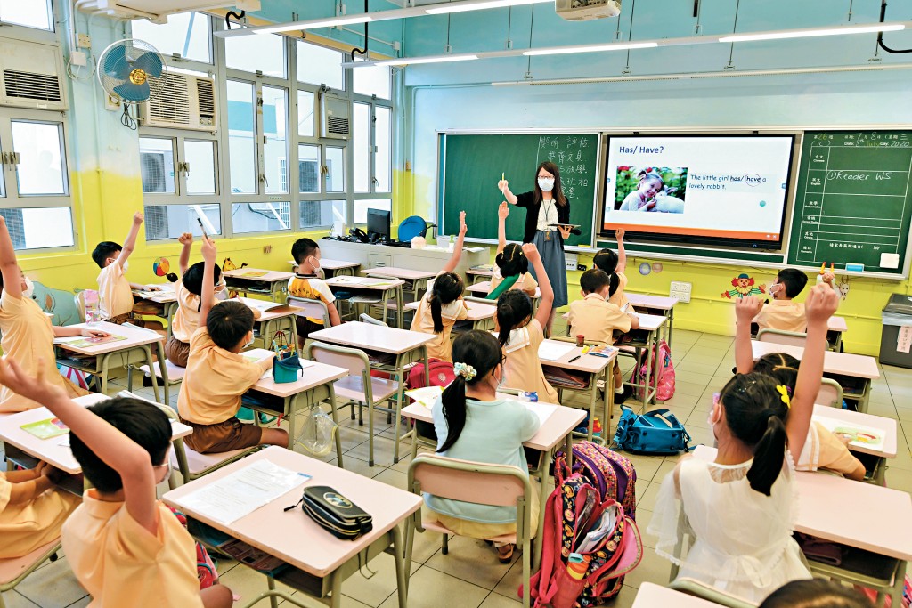 就在职教师须满足3年150小时进修时数，教育局局长蔡若莲指当局正研究设立电子平台，协助教师登记进修时数。