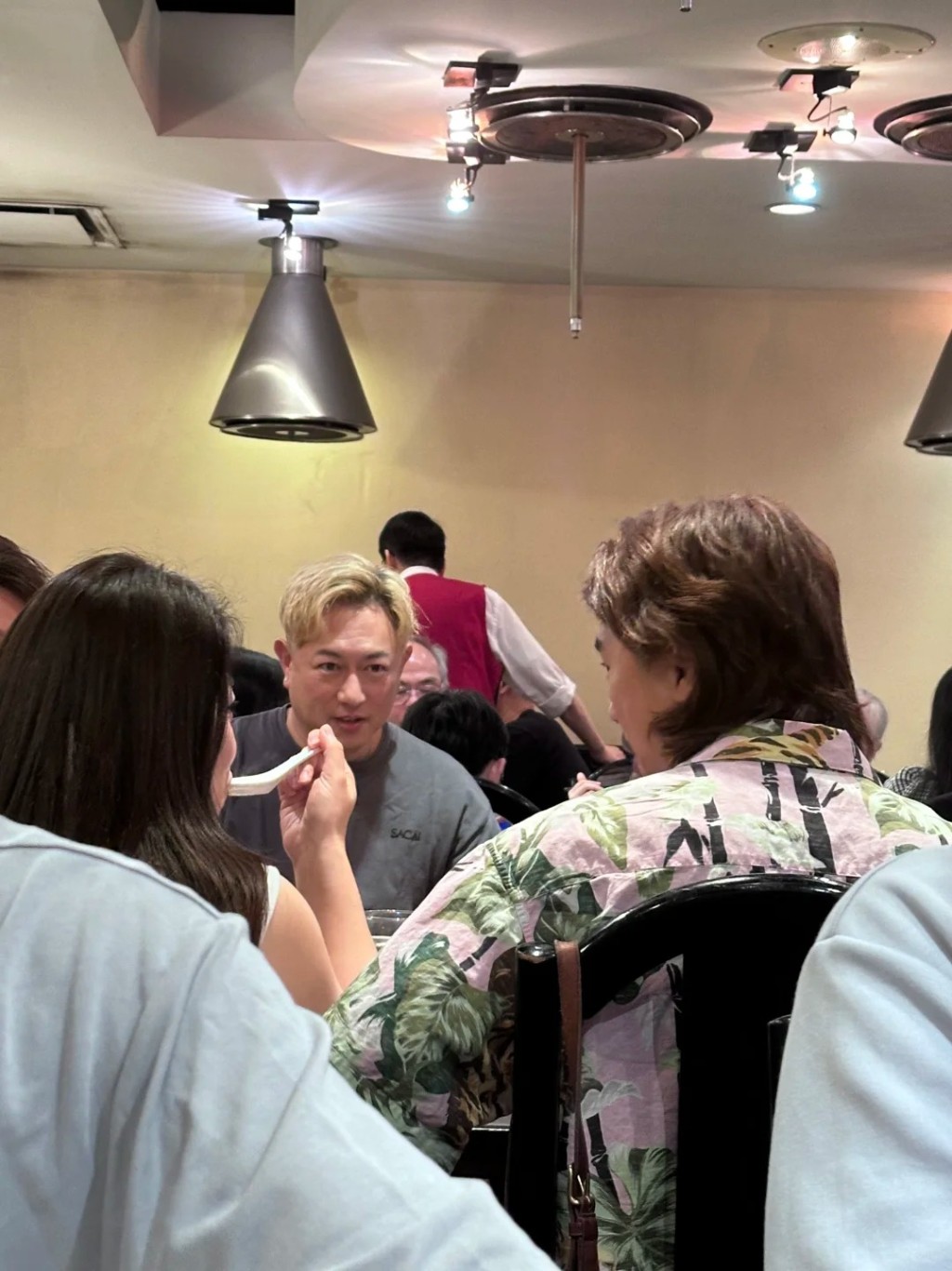 近日有網民在溫哥華餐廳偶遇陳鍵鋒,染了一頭金髮的他相當顯眼。 近日有網民在溫哥華餐廳偶遇陳鍵鋒,染了一頭金髮的他相當顯眼。