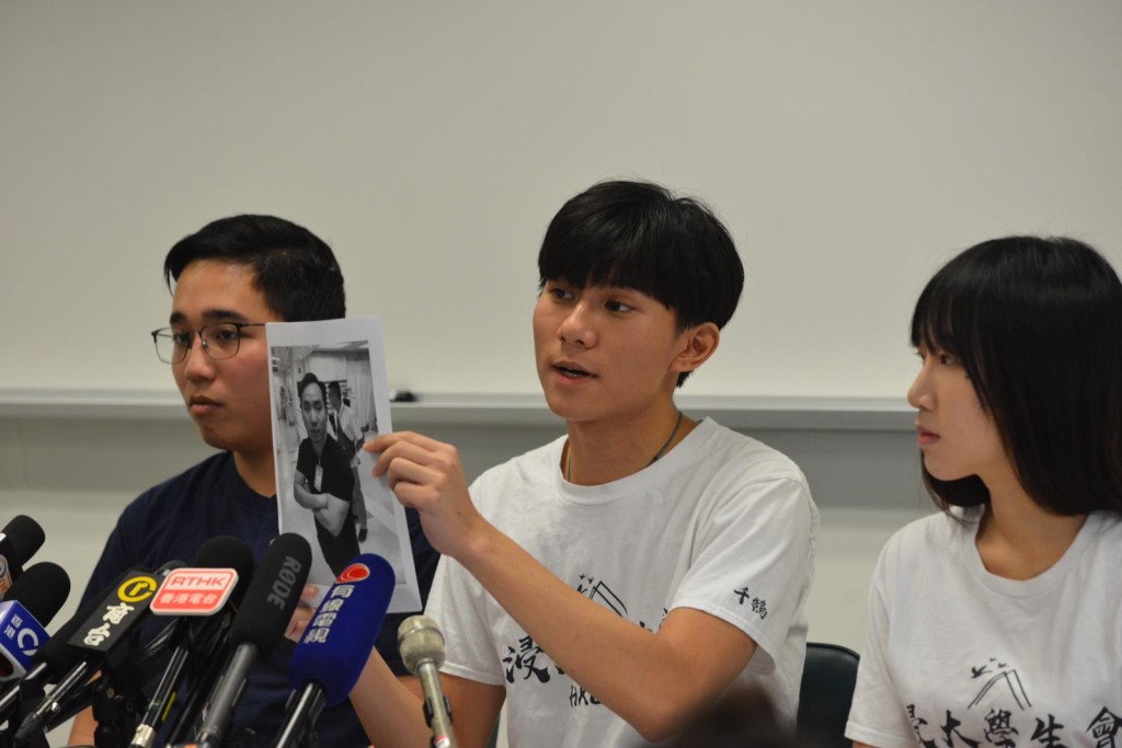 方仲賢(中)指被捕時一度以為遭搶劫。