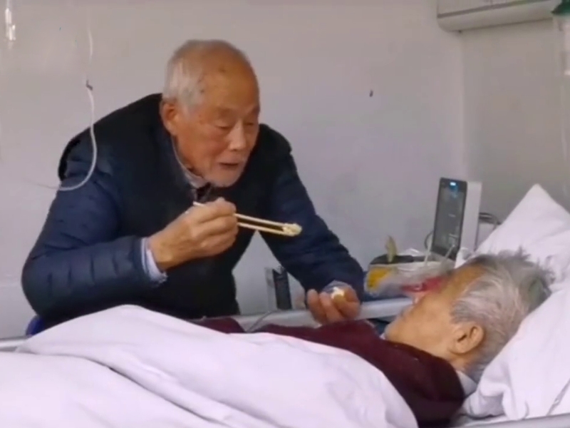 老公公耐心地哄老婆婆，親自給她餵飯餵水。(網圖)