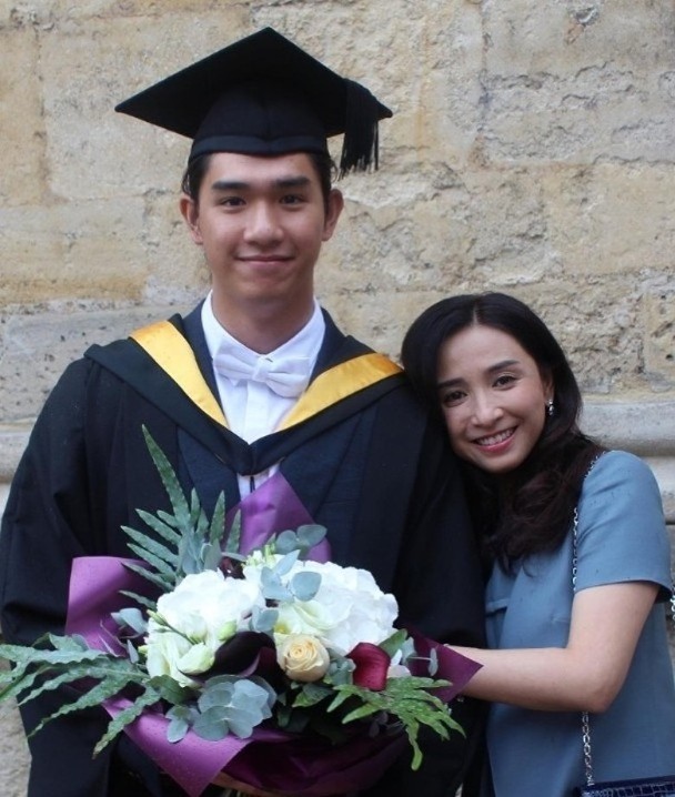 胡智同畢業於牛津大學。
