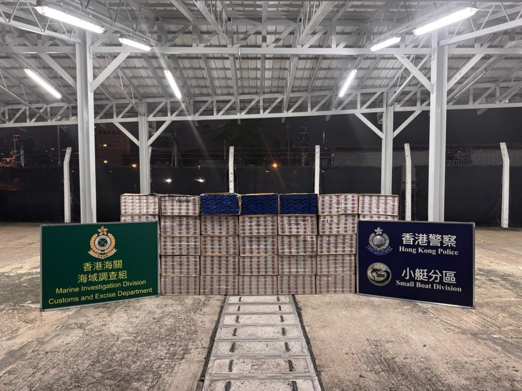 人員檢獲約35萬支懷疑私煙,估計市值約158萬元。警方提供 人員檢獲約35萬支懷疑私煙,估計市值約158萬元。警方提供