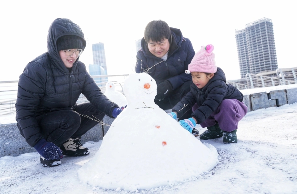 雪後北京天朗氣清,市民盡享冬日雪趣。 北京日報 雪後北京天朗氣清,市民盡享冬日雪趣。 北京日報
