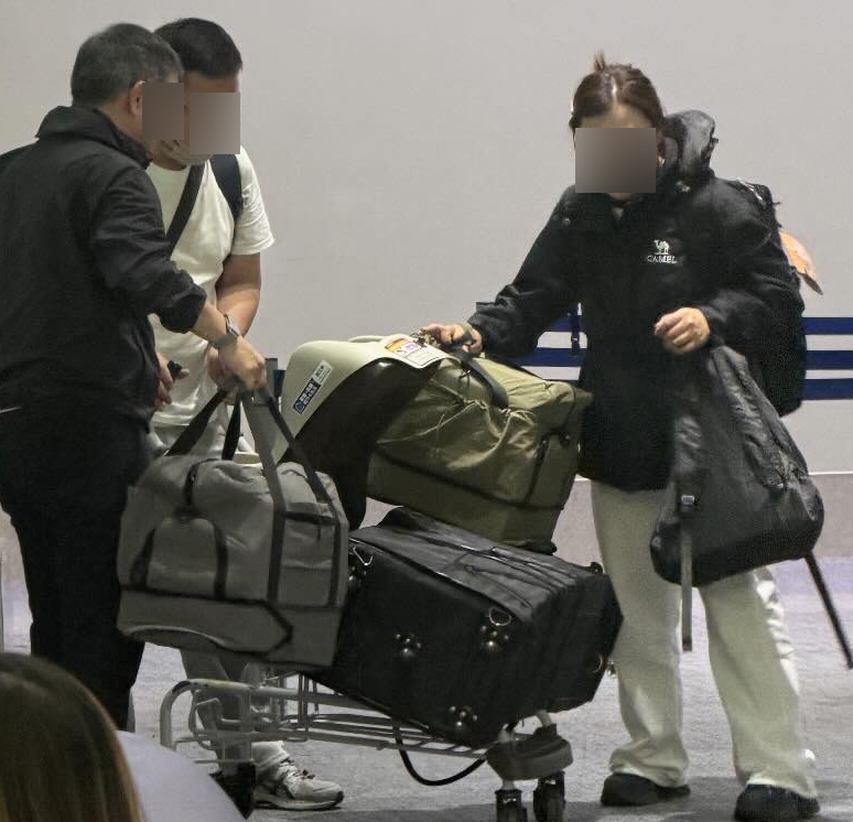 目擊者表示，涉事旅客「依家被人的咗去日本海關」。（圖片：shinnosuke_nohara_jp＠Threads）