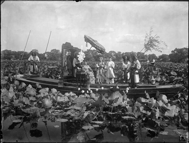 慈禧太后極愛蓮花，尤其在夏日於頤和園乘船賞荷，享受「活神仙」般的生活。