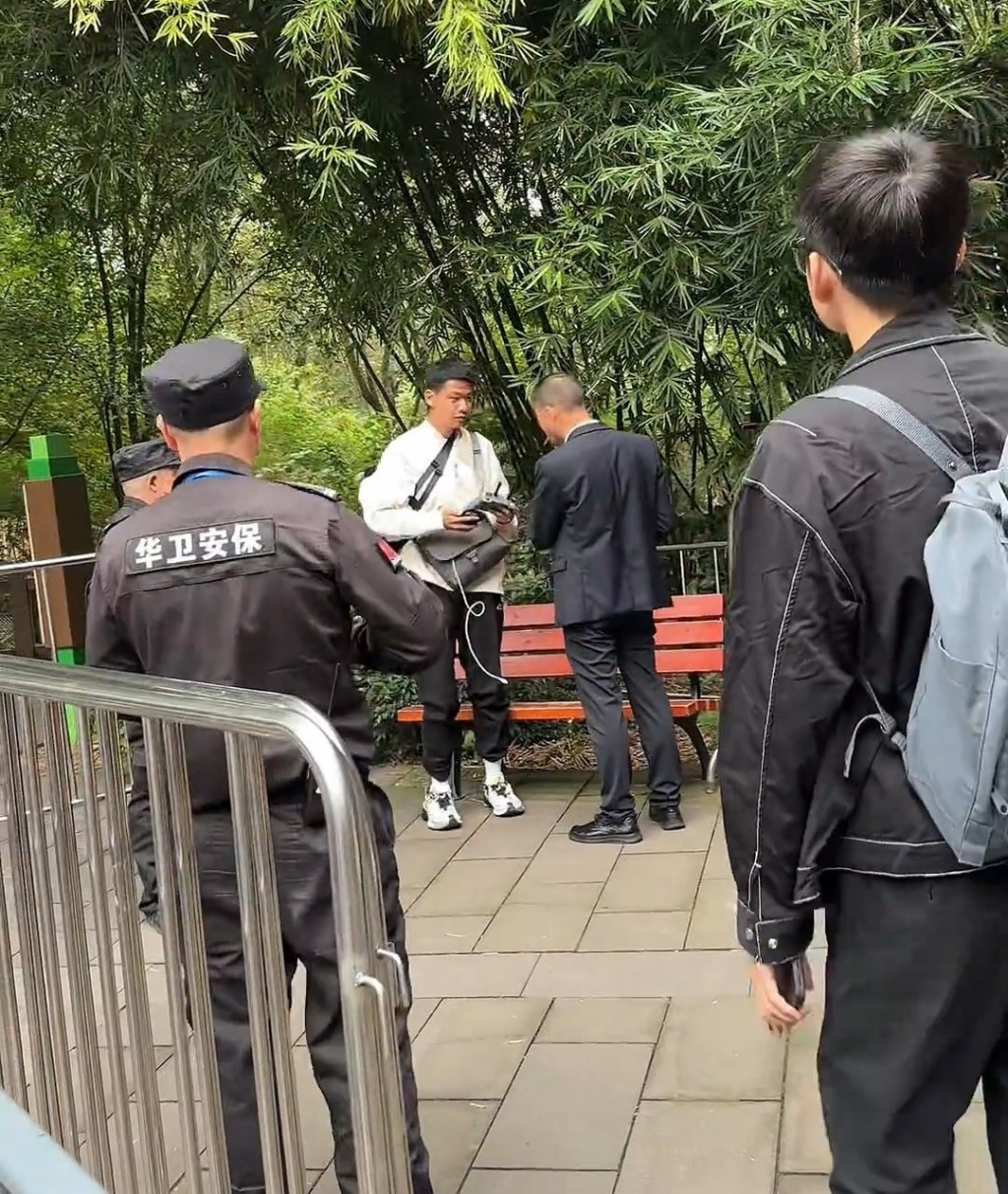 男遊客被終身禁入園。 男遊客被終身禁入園。