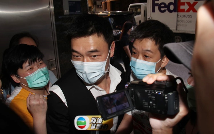 許志安被大批傳媒包圍,粉絲仍能懾位到安仔身後叫加油,厲害!