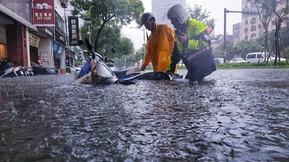 高雄市街道被水淹沒。網上圖片