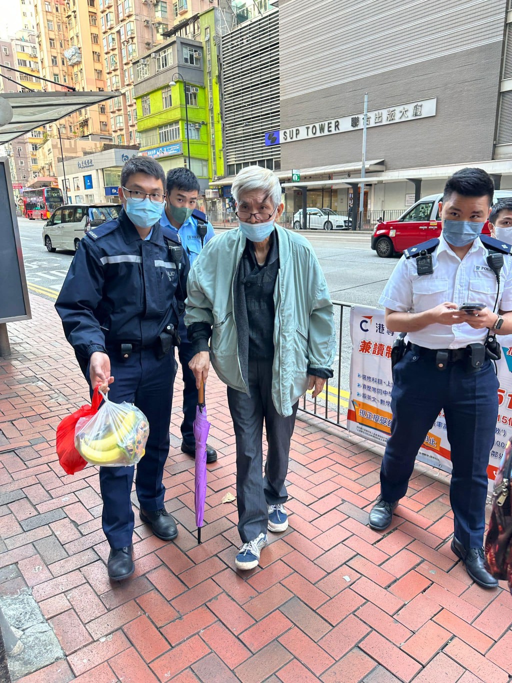 老翁最终在警方的协助下，顺利安全回家。fb「香港警察」图片