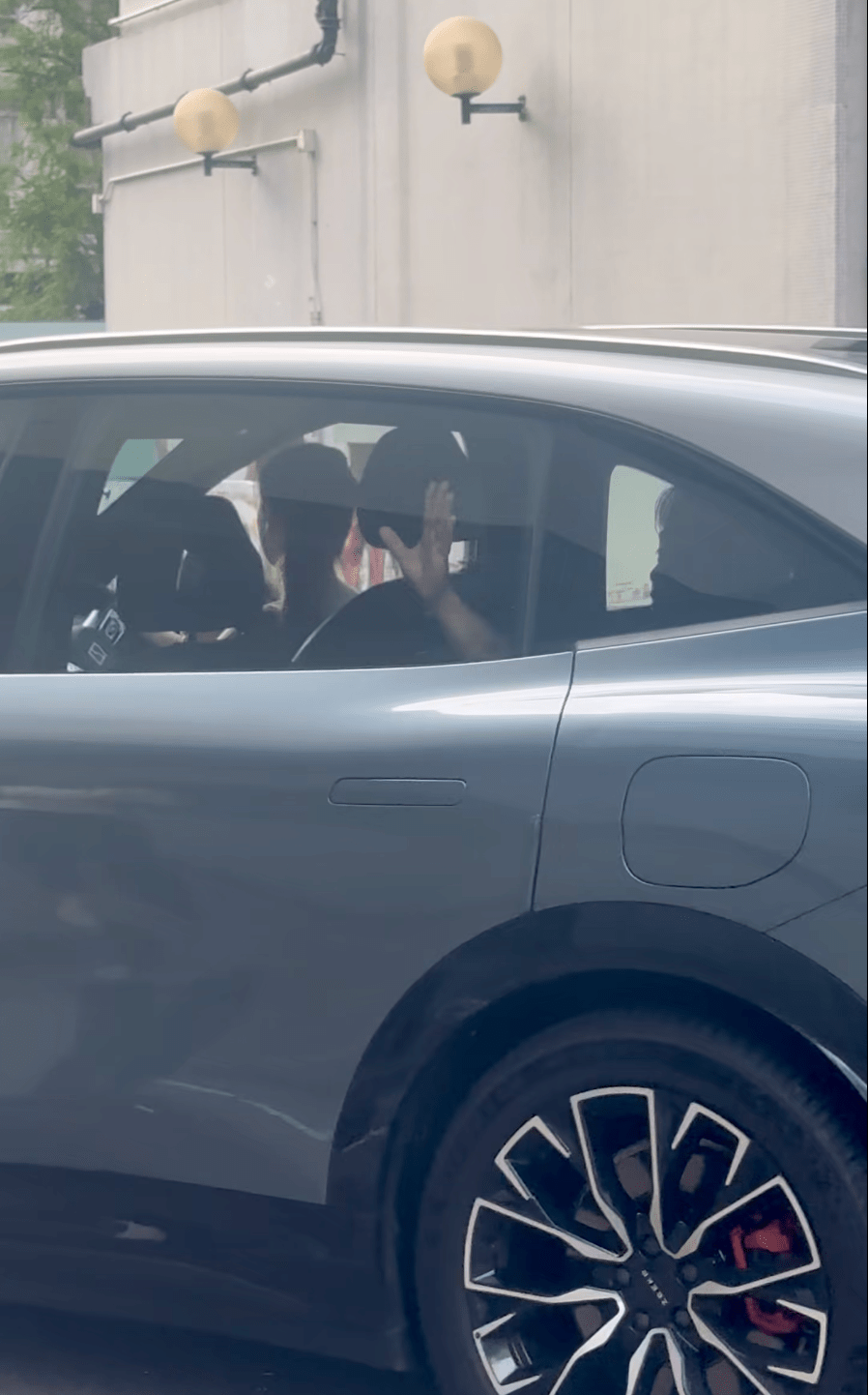 後座乘客亦向其他道路使用者揮手。車cam L（香港群組）影片截圖