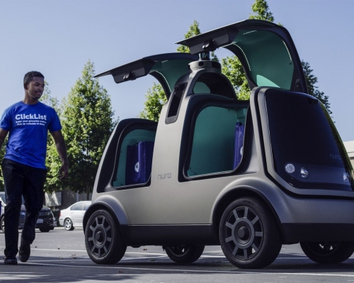 连锁超市Kroger Co和矽谷自动驾驶汽车新创企业Nuro合作，在亚利桑那州使用自驾车送货服务。AP