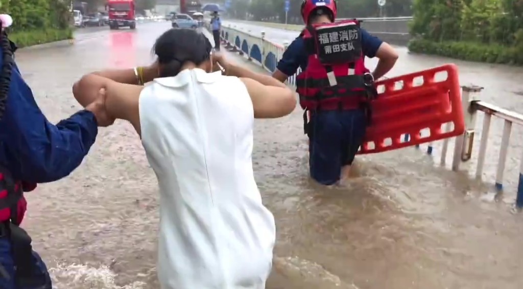 福建莆田暴雨，消防救人画面。