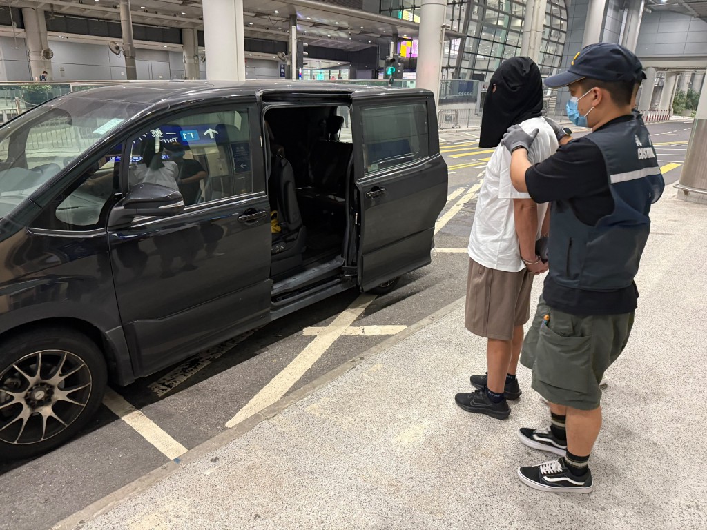 首名被捕男子。 首名被捕男子。
