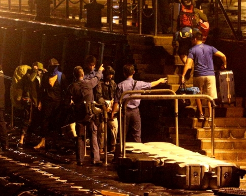 獲救的男女在水警基地上岸。李子平攝