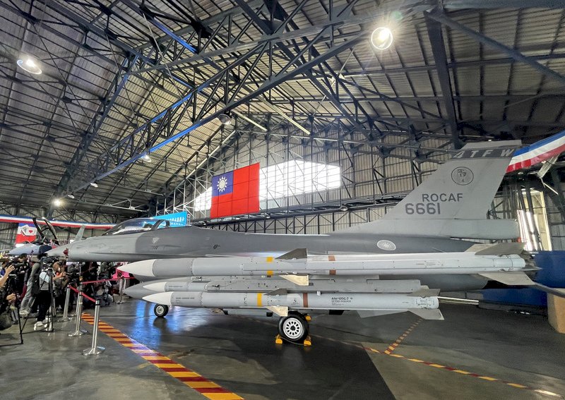 台湾装备有美制F16战机。