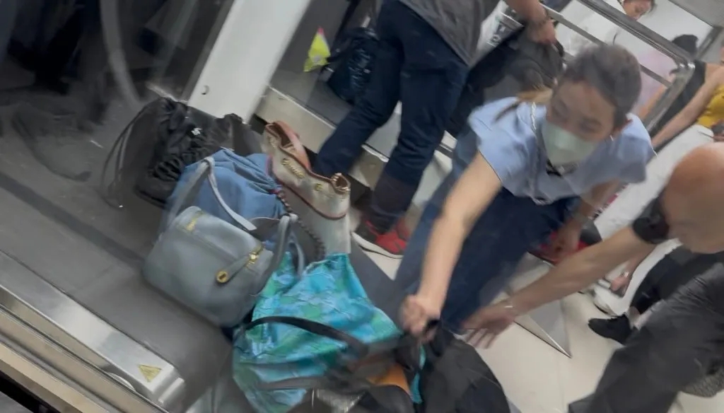 之前旅客拿取行李如難民。 本網記者攝 之前旅客拿取行李如難民。 本網記者攝