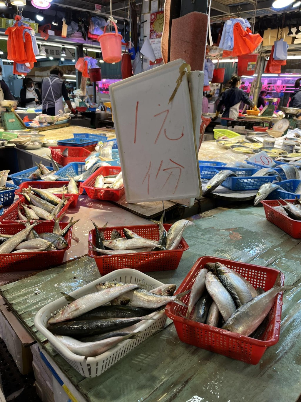 有网民发现在观塘顺利邨街市有鱼档，以1元售卖一篮鱼。FB图片