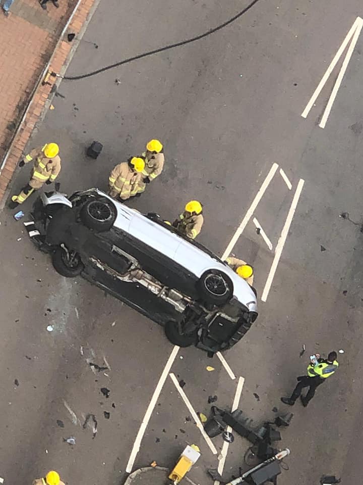 私家車翻側橫亘路中。圖：網民Ju Belli‎香港突發事故報料區