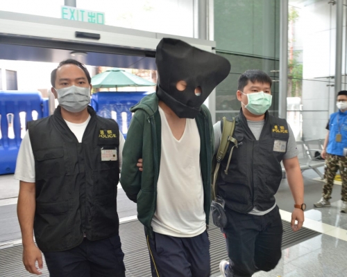 涉嫌早前用針筒刺傷港鐵職員的男子,被帶返新界南警察總部調查。