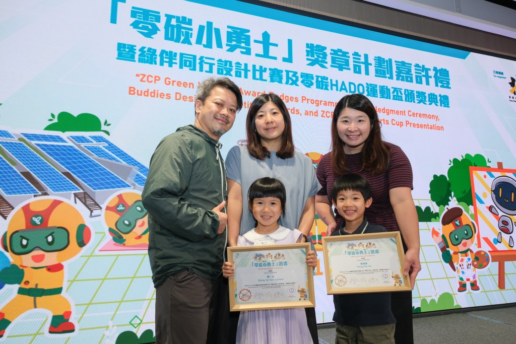 金勇士曾柏僖(前排右一)及銅勇士鄭一心(前排左二)在家長陪同下出席頒獎禮。 金勇士曾柏僖(前排右一)及銅勇士鄭一心(前排左二)在家長陪同下出席頒獎禮。