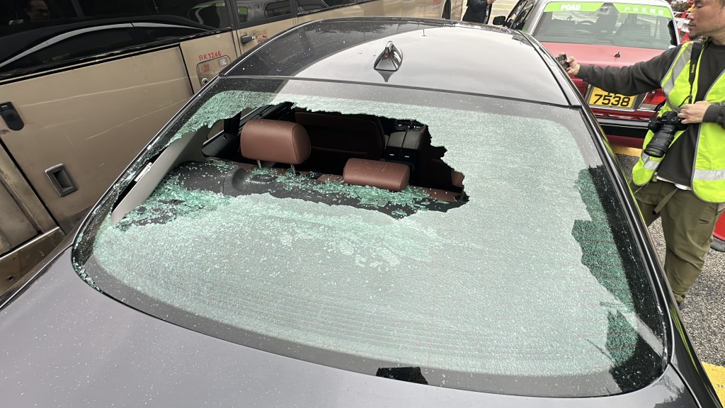 警員打爆車窗制服疑犯。