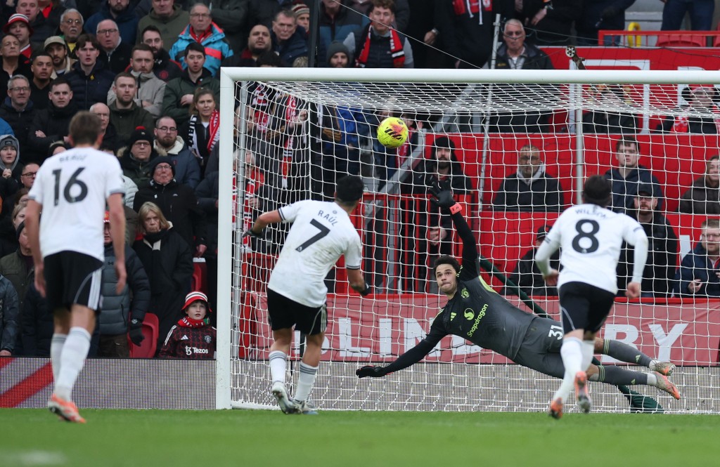 富咸末段吹起反擊號角，魯爾占美尼斯搏到12碼並親自射入。路透社