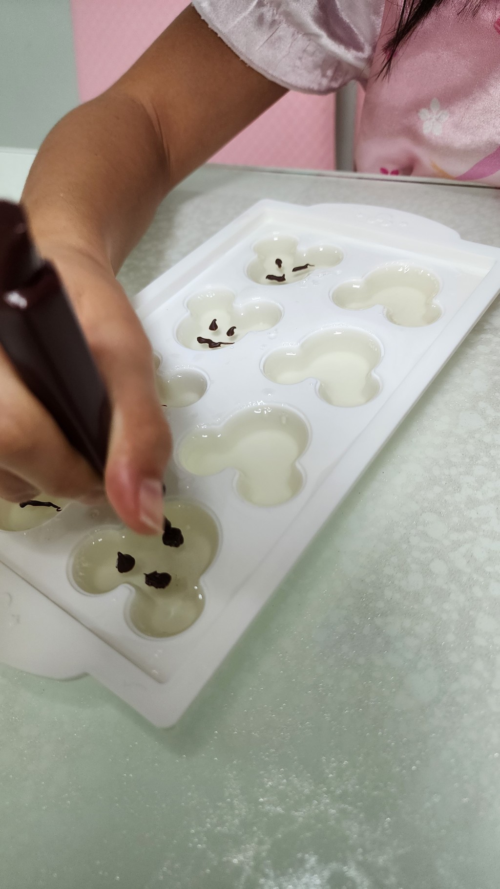 步驟4：取出冷凍好的啫喱，用朱古力筆畫上妖怪的面樣。（圖片授權：工程師媽媽Yanny）