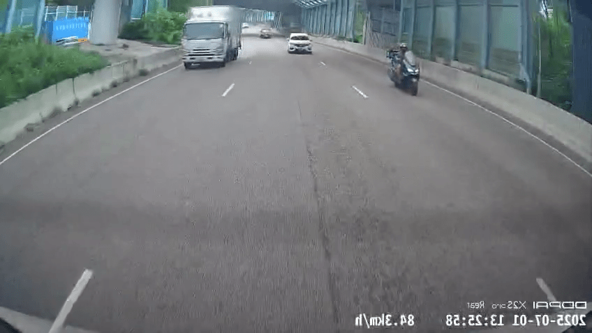 現場為大埔吐露港公路出九龍近元洲仔位置。FB:車Cam L(香港群組) 現場為大埔吐露港公路出九龍近元洲仔位置。FB:車Cam L(香港群組)
