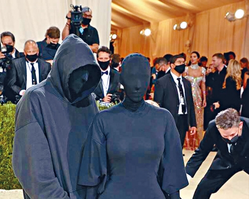 幪面的Kim帶同勁似前夫Kanye打扮的男子到場,但男子是創意總監Demna Gvasalia。