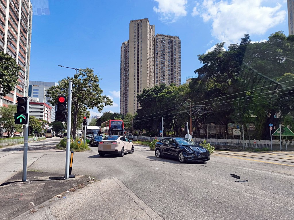 鳴琴路兩車相撞。網圖