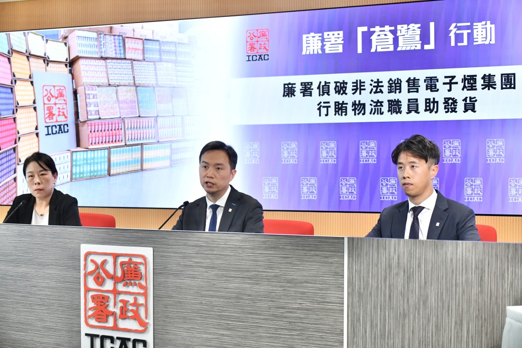 衞生署控煙酒辦公室主任封螢（左）、廉政公署執行處首席調查主任陳卓熙（中）和廉政公署執行處調查主任冼蔚晴（右）。盧江球攝