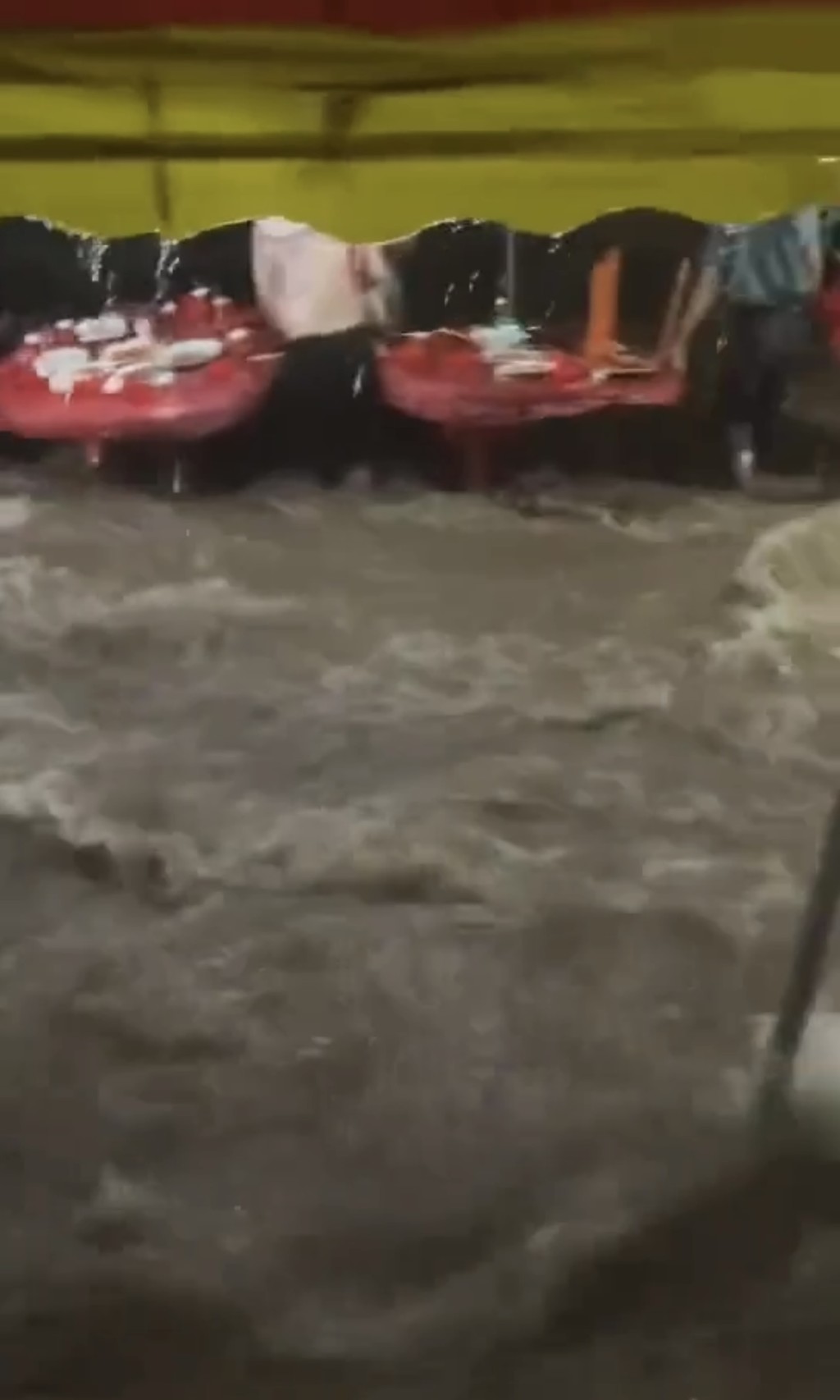 山西婚宴遇暴雨秒變「流水席」。微博@河北報哥 山西婚宴遇暴雨秒變「流水席」。微博@河北報哥