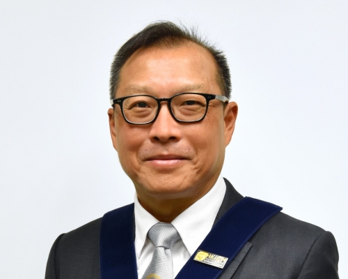 香港營造師學會會長謝偉正認為政府應盡快確立「專業營造師之註冊制度」 ,以確保工程速度及質量。