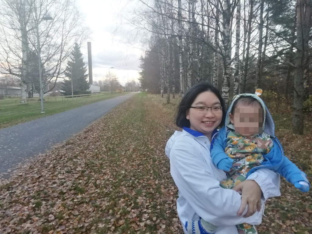 父母其後返港，並開設「Save Lily」社交專頁高調要求瑞典當局交還女兒。