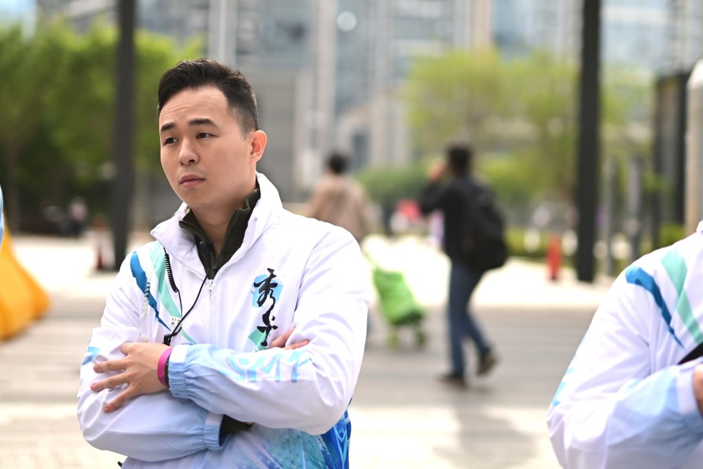 督察朱健樂於啟德體育園的大型人群管理活動中執行現場指揮及巡視任務。 警方提供 督察朱健樂於啟德體育園的大型人群管理活動中執行現場指揮及巡視任務。 警方提供