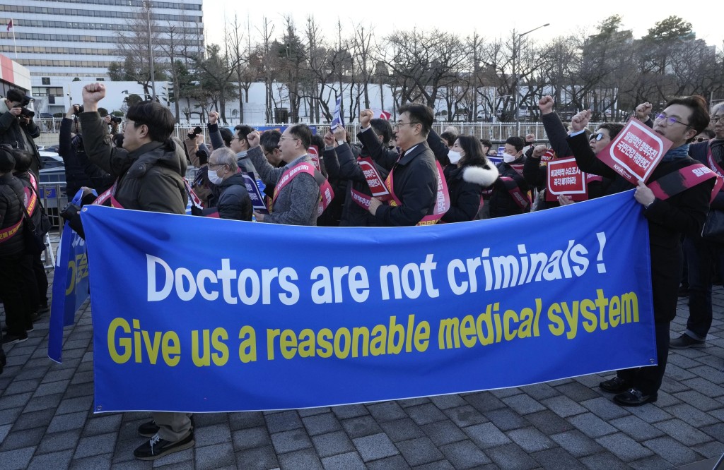 南韩医生大规模罢工及示威，反对政府扩大招收医科生。美联社