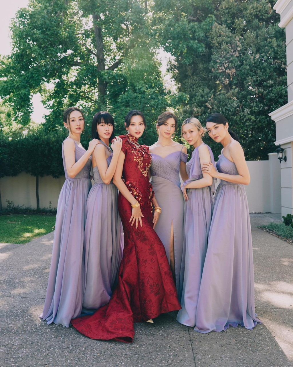 王丹妮(左三)出門時所穿的中式禮服,出自本地著名設計師Kev Yiu的Disney Princess Collection之「Snow White Cheongsam」。 王丹妮(左三)出門時所穿的中式禮服,出自本地著名設計師Kev Yiu的Disney Princess Collection之「Snow White Cheongsam」。