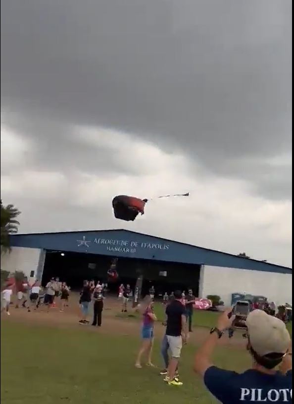 跳伞员失控高速撞向观众。影片截图