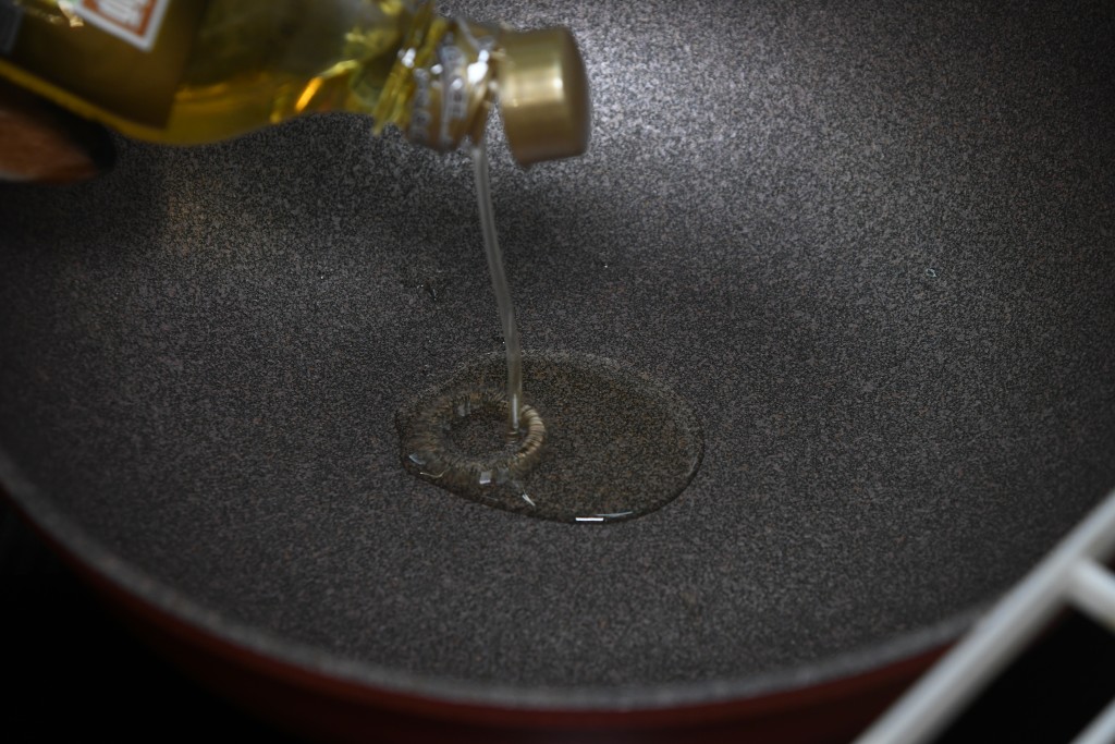 Step 4: 鑊內燒熱油。Heat oil in a pan
